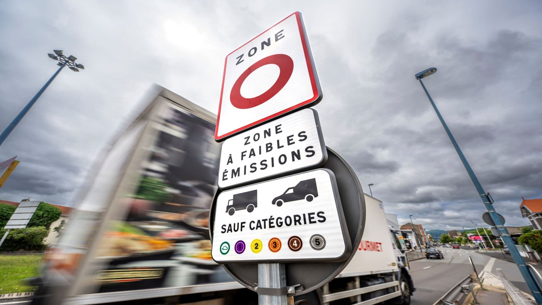 Zones à faibles émissions (ZFE) : ce que ça change pour votre carburant et vos trajets en ville